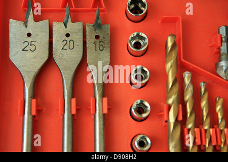 Spade et twist drill bits dans un jeu d'outils Banque D'Images