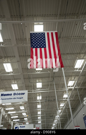 Drapeau américain est accroché au plafond d'un magasin de bricolage Lowe's à Alachua, en Floride. Banque D'Images