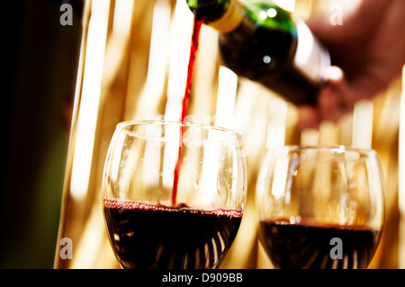 Vin rouge versé dans un verre, Afrique du Sud. Banque D'Images