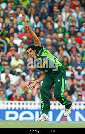 Londres, Royaume-Uni. 7 juin 2013. Mohammad Irfan bowling du Pakistan au cours de l'ICC Champions trophy match de cricket international entre le Pakistan et les Antilles à l'Oval Cricket Ground le 07 juin 2013 à Londres, en Angleterre. (Photo de Mitchell Gunn/ESPA) Banque D'Images