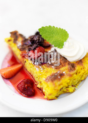Gâteau aux fruits rouges safran et à la crème fouettée, la Suède. Banque D'Images