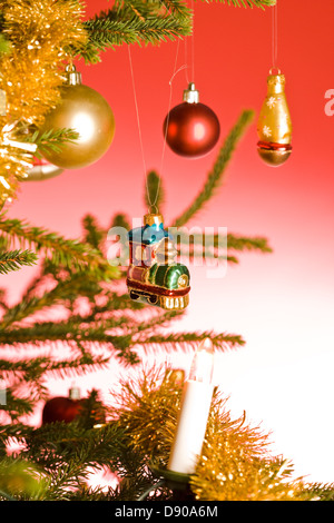 Un gros plan d'un arbre de Noël décoré. Banque D'Images