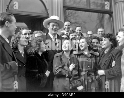 JOHN WAYNE (1907-1979) acteur de cinéma américain avec les fans de 1960 Banque D'Images