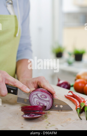 Femme de couper les légumes, la Suède. Banque D'Images