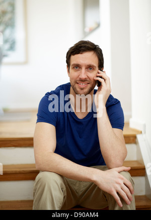 Portrait of mid adult man talking on phone Banque D'Images