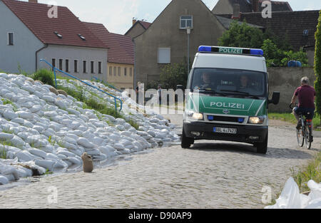 Muehlberg, Allemagne. 7 juin 2013. Un fourgon de police les agents de la ville et de l'informer les résidents sur l'évacuation de Muehlberg, Allemagne, 07 juin 2013. La ville a dû être évacués en raison de l'augmentation des niveaux d'eau dans le fleuve Elbe et la stabilité des digues ne peut pas être garantie. Photo : BERND SETTNIK/dpa/Alamy Live News Banque D'Images