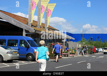 Les gens qui marchent en ratières Jardin Centre près de Glasgow Braehead Banque D'Images