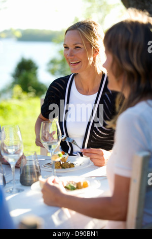Deux femmes en train de dîner le songe d'une partie, Fejan, archipel de Stockholm, Suède.