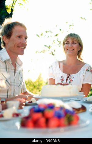 Deux personnes et un gâteau aux fraises, Fejan, archipel de Stockholm, Suède.