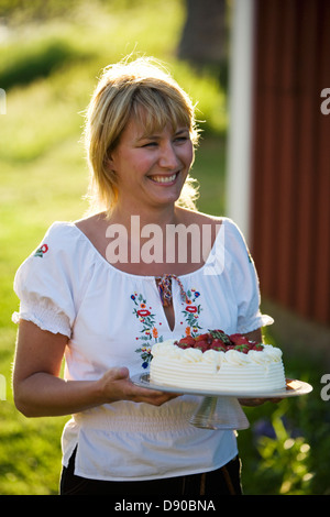Une femme et un gâteau aux fraises, Fejan, archipel de Stockholm, Suède.