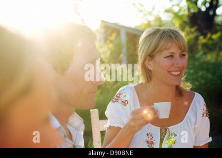 Une femme tenant une tasse de café, Fejan, archipel de Stockholm, Suède.