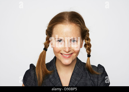 Une femme souriante avec des tresses. Banque D'Images