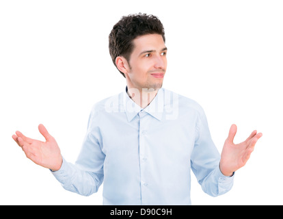 Portrait de jeune homme en chemise avec les paumes vers le haut après avoir confondu expression et pas d'idées. Isolé sur fond blanc. Banque D'Images