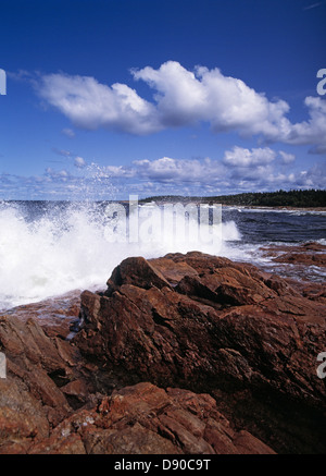 Les vagues se briser contre les rochers, la Suède. Banque D'Images