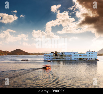 Le lac Pichola et Taj Lake Palace, Udaipur, Rajasthan, Inde, Asie. Banque D'Images