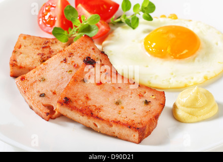 Une poêlée de viande avec Sunny Side Up œuf frit et la moutarde Banque D'Images