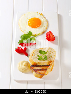 Viande grillée, sandwich œuf frit et la moutarde Banque D'Images