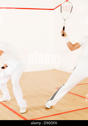 Deux personnes jouant au squash, Stockholm, Suède. Banque D'Images