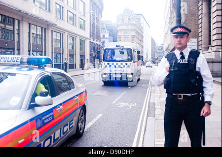 Londres, UK - 7 juin 2013 : Police cars on croit être transportant six extrémistes islamiques a plaidé coupable à la planification d'une attaque terroriste sur un PC plus rassemblement à Dewsbury. Les six hommes seront condamnés lundi à l'Old Bailey à Londres. Credit : Piero Cruciatti/Alamy Live News Banque D'Images