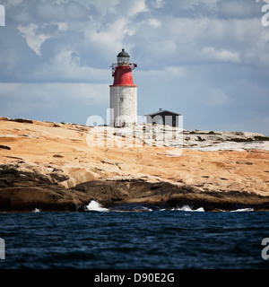 Le phare sur la côte rocheuse Banque D'Images