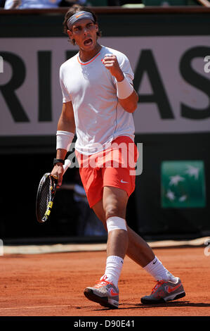 London, UK 2013. 7 juin, 2013. Rafael Nadal de l'Espagne en action pendant le match entre Novak Djokovic et Rafael Nadal de la Serbie de l'Espagne dans la demi-finale de l'Open de France de Roland Garros. Nadal bat Djokovic dans un jeu de match 5 sur le score de 6-4 3-6 6-1 6-7 (3-7) 9-7 pour atteindre la finale. Credit : Action Plus Sport Images/Alamy Live News Banque D'Images
