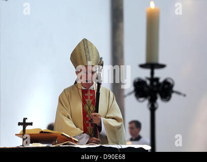 L'archevêque de Cologne, le Cardinal Joachim Meisner prend part à un service religieux à Cologne, Allemagne, 07 juin 2013. Le Congrès Eucharistique catholique a lieu du 05 jusqu'au 09 juin 2013. Photo : OLIVER BERG Banque D'Images