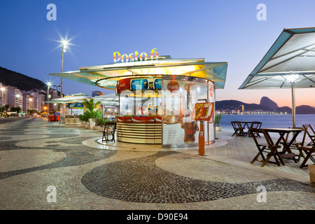 Kiosque stylisé nommé "posto 6' avec restaurant et bar à la plage de Copacabana Rio de Janeiro Brésil trottoir Banque D'Images