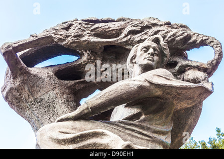 Statue en bronze de Frédéric Chopin par Wacław Szymanowski dans parc Lazienki Royal Łazienki Królewskie Varsovie (). Banque D'Images