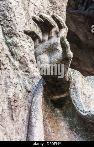 Détail d'une statue en bronze de Frédéric Chopin par Wacław Szymanowski dans parc Lazienki Royal Łazienki Królewskie Varsovie (). Banque D'Images