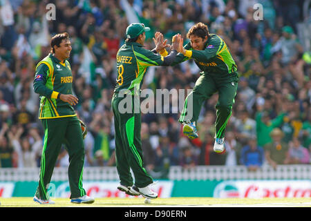 Londres, ANGLETERRE - 07 juin : Fête du Pakistan Saeed Ajmal en tenant le wicket de Darren Bravo au cours de l'ICC Champions trophy match de cricket international entre le Pakistan et les Antilles à l'Oval Cricket Ground le 07 juin 2013 à Londres, en Angleterre. (Photo de Mitchell Gunn/ESPA) Banque D'Images