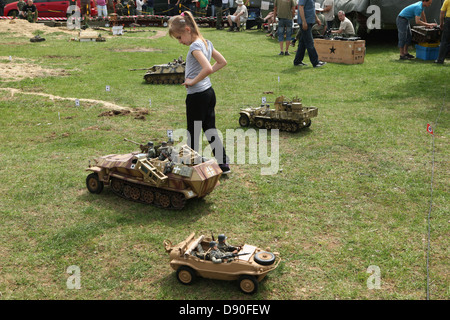 Des modèles réduits participent à la reconstitution de la bataille des Ardennes de 1944 à Orechov, près de Brno, en République tchèque. La bataille des Ardennes en décembre 1944 fut une importante offensive allemande lancée par les Ardennes en Belgique et en France sur le front occidental vers la fin de la Seconde Guerre mondiale Banque D'Images