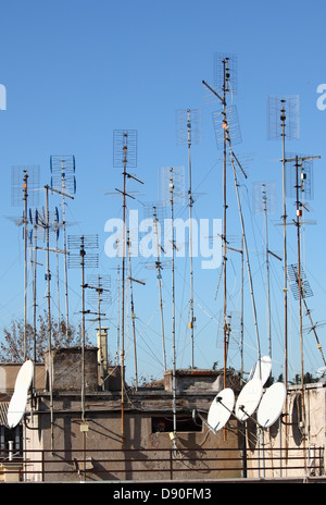 Beaucoup d'antennes de télévision accueil monté sur un toit Banque D'Images
