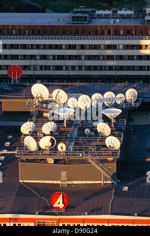 Des antennes paraboliques sur le toit d'une maison de la télévision à Stockholm, en Suède. Banque D'Images