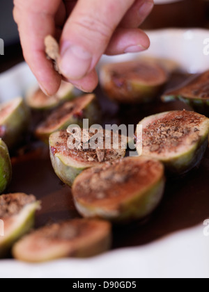 Saupoudrer le chocolat sur figs Banque D'Images