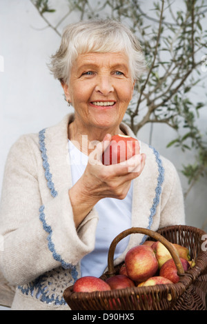 Femme tenant une pomme dans sa main, la Suède. Banque D'Images