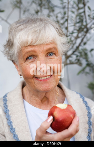 Femme tenant une pomme dans sa main, la Suède. Banque D'Images