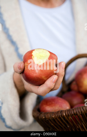 Femme tenant une pomme dans sa main, la Suède. Banque D'Images