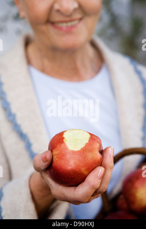 Femme tenant une pomme dans sa main, la Suède. Banque D'Images