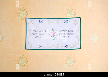 Message brodé sur un wall hanging, Suède. Banque D'Images