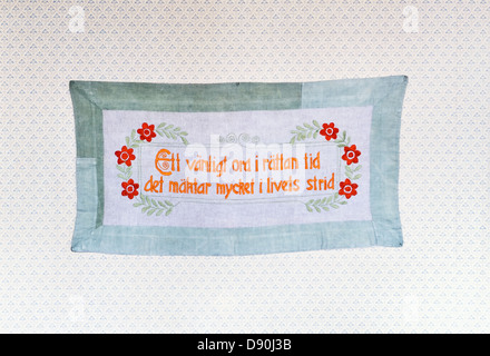 Message brodé sur un wall hanging, Suède. Banque D'Images