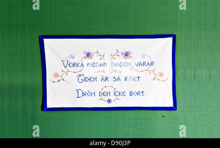 Message brodé sur un wall hanging, Suède. Banque D'Images