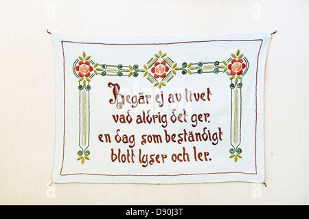 Message brodé sur un wall hanging, Suède. Banque D'Images