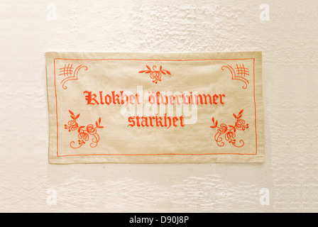 Message brodé sur un wall hanging, Suède. Banque D'Images