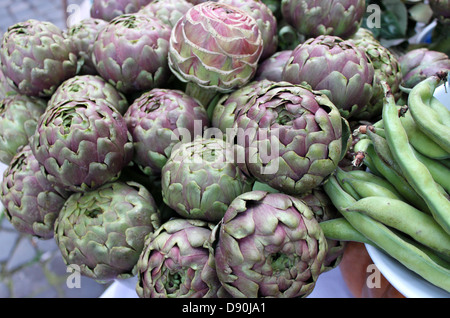 Composition des artichauts frais dans un greengrocery Banque D'Images