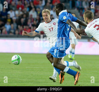 De gauche à droite : Tomas Hubschman (CZE), Mario Balotelli (ITA) et Michal Kadlec (CZE) lors de la Coupe du monde match de qualification de l'Italie contre la République tchèque, Prague, République tchèque, le 7 juin 2013 . (Photo/CTK Michal Krumphanzl) Banque D'Images