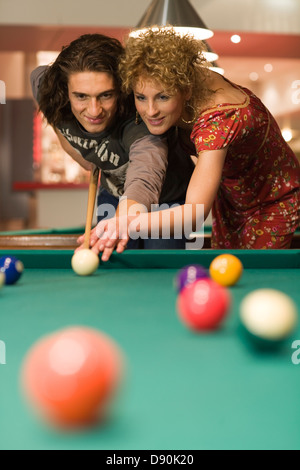 Un homme et une femme jouant au billard de poche. Banque D'Images