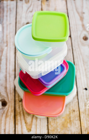 Contenants alimentaires en plastique sur le plancher de bois franc Banque D'Images