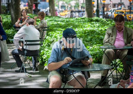 Un visiteur de Bryant Park à New York, utilise son iPad, le mardi 4 juin 2013. (© Richard B. Levine) Banque D'Images