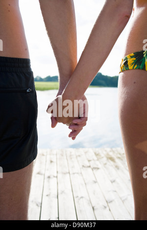 Couple holding hands on Jetty, close-up Banque D'Images