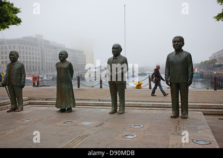 Des statues de Tutu, de Klerk et Mandela, Luthuli à V&A waterfront - Afrique du Sud, quatre lauréats du prix Nobel de la paix. Banque D'Images